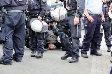DUİSBURG’TA POLİSE ŞİDDET SUÇLAMASI